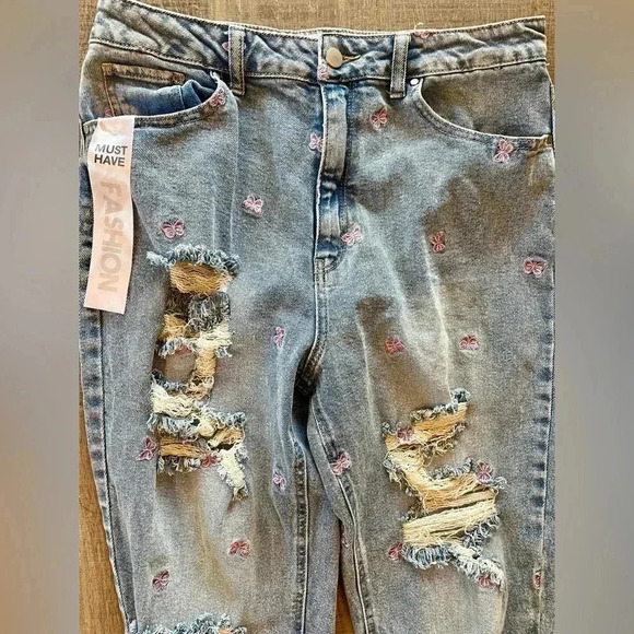 Tinseltown Butterfly Ripped Jeans NWT - Picture 2 of 8